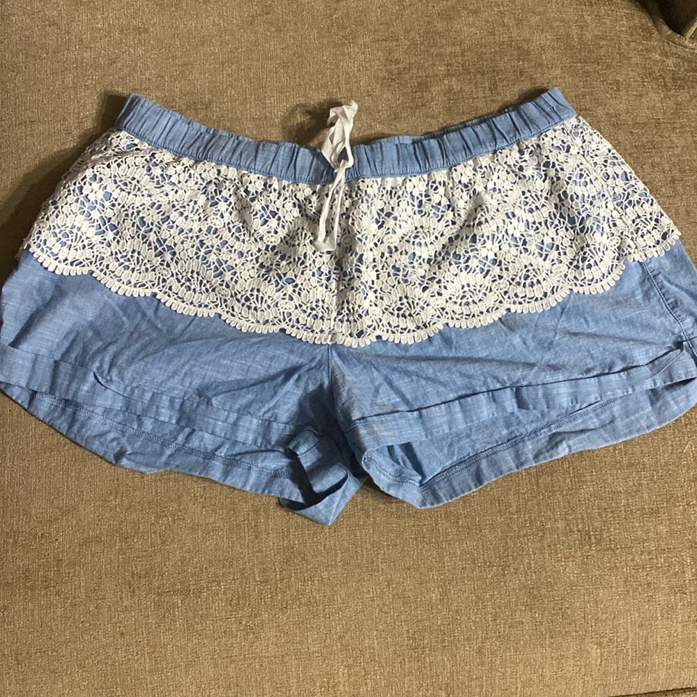 Adorable, like new shorts with lace large